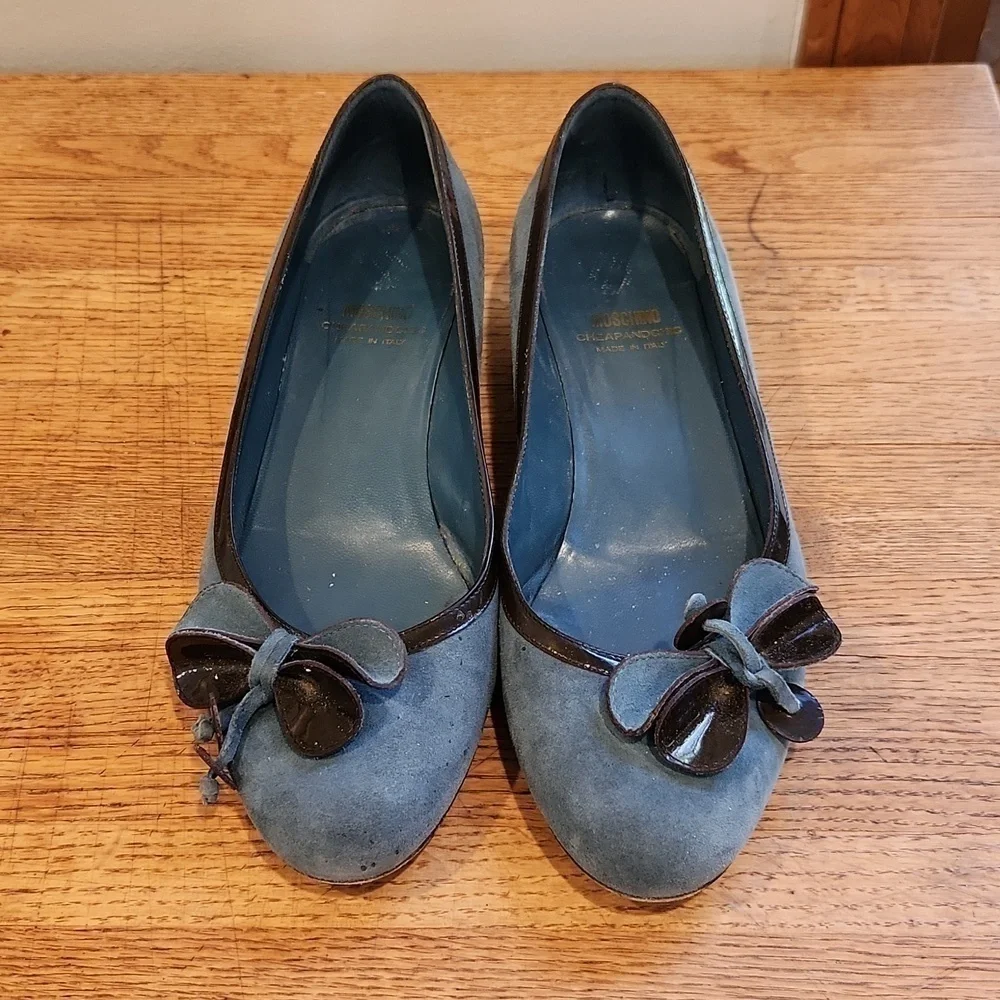 Moschino Cheap and Chic Blue Suede Kitten Heel w/ Floral Detail Size 7.5